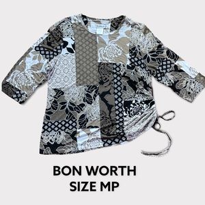 BON WORTH BLACK WHITE & TAN ABSTRACT PATTERN TOP SIZE MEDIUM PETITE